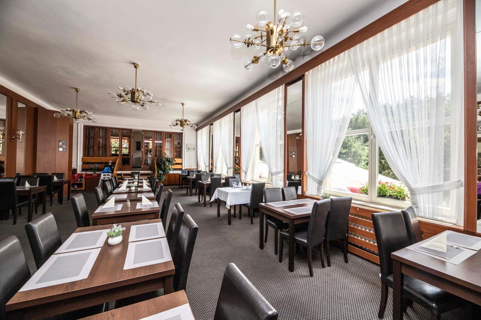 Parkhotel Skalni Mesto Йичин Экстерьер фото